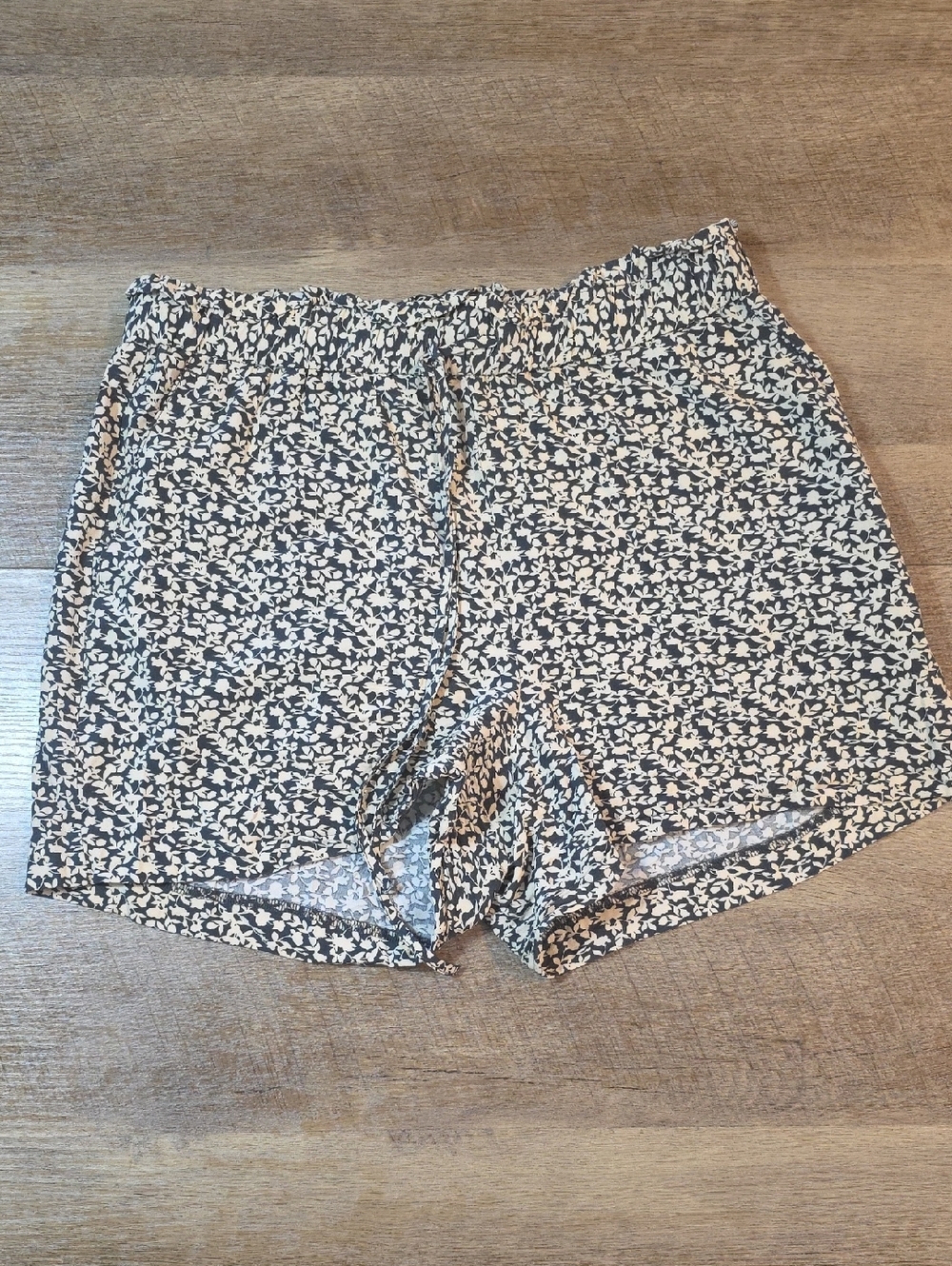 Banana Republic- Black & Tan Floral Drawstring Shorts. Size S. EUC